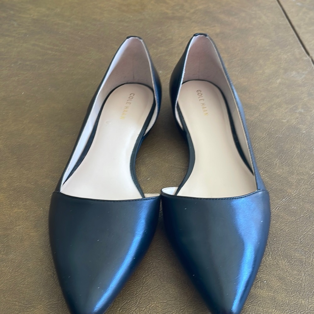 Cole Hahn leather flats. Size 8 1/2 B